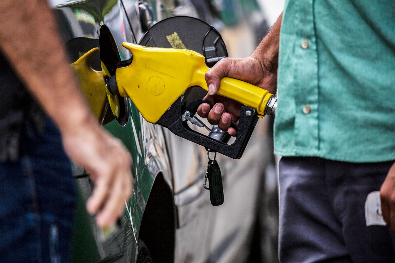Gasolina sobe nos postos mesmo com redução de preços nas refinarias, diz ANP
