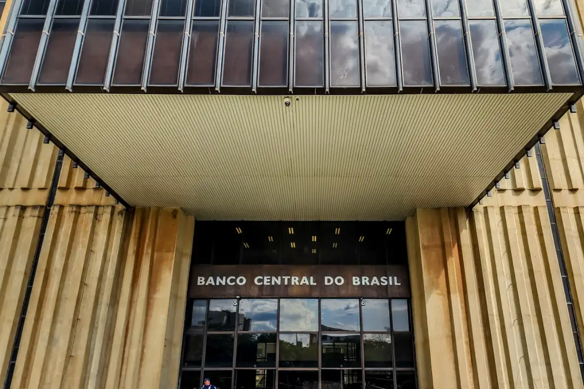 IPCA dispara para 5,35% e Banco Central alerta: inflação pode seguir fora da meta até 2026 -