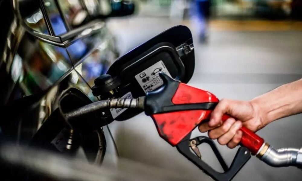 Redução no preço da gasolina nas refinarias não chegou ao consumidor, segundo a ANP