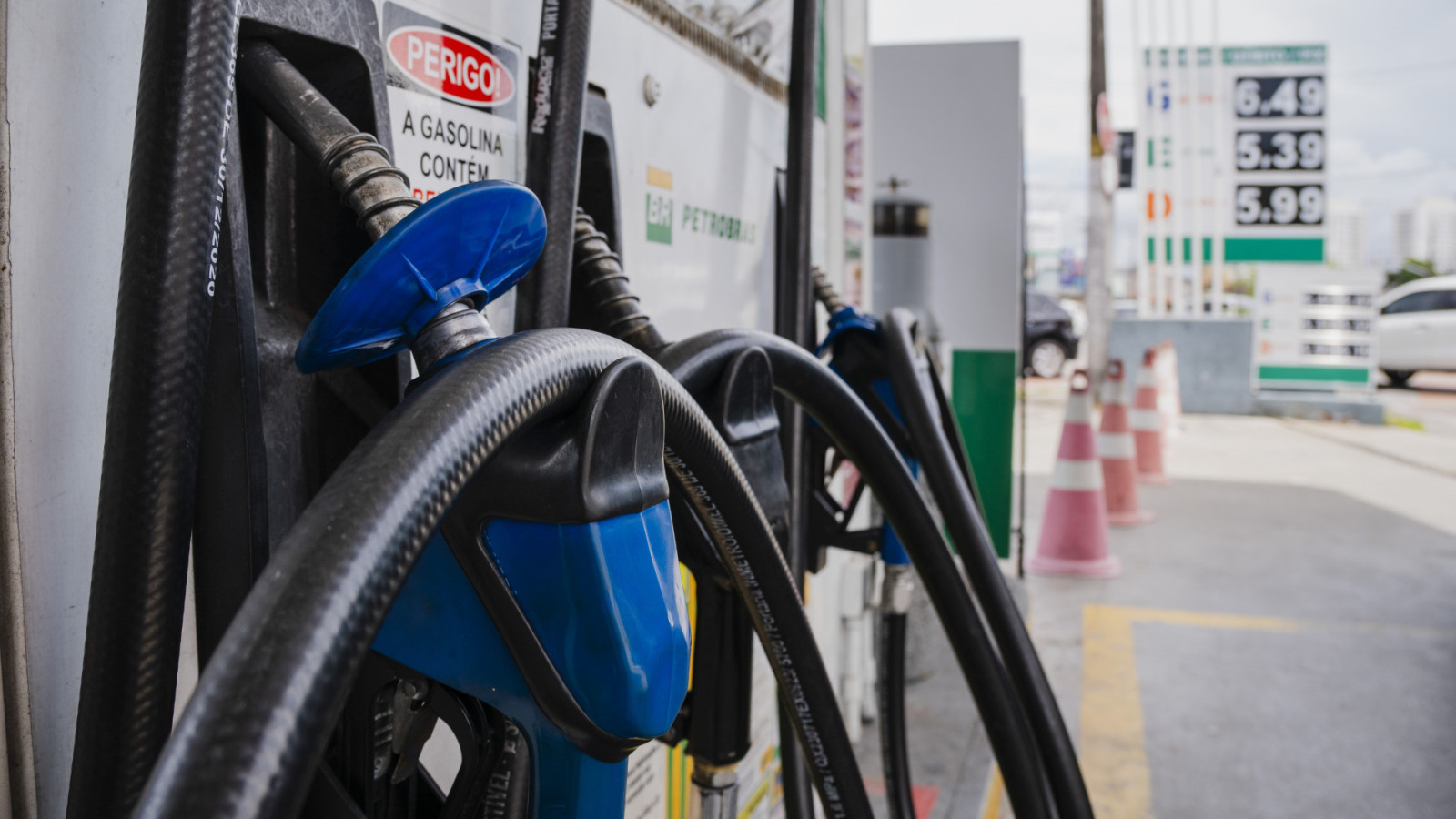 Gasolina e etanol recuam no CE, mas preço segue entre os mais caros do Brasil | Economia
