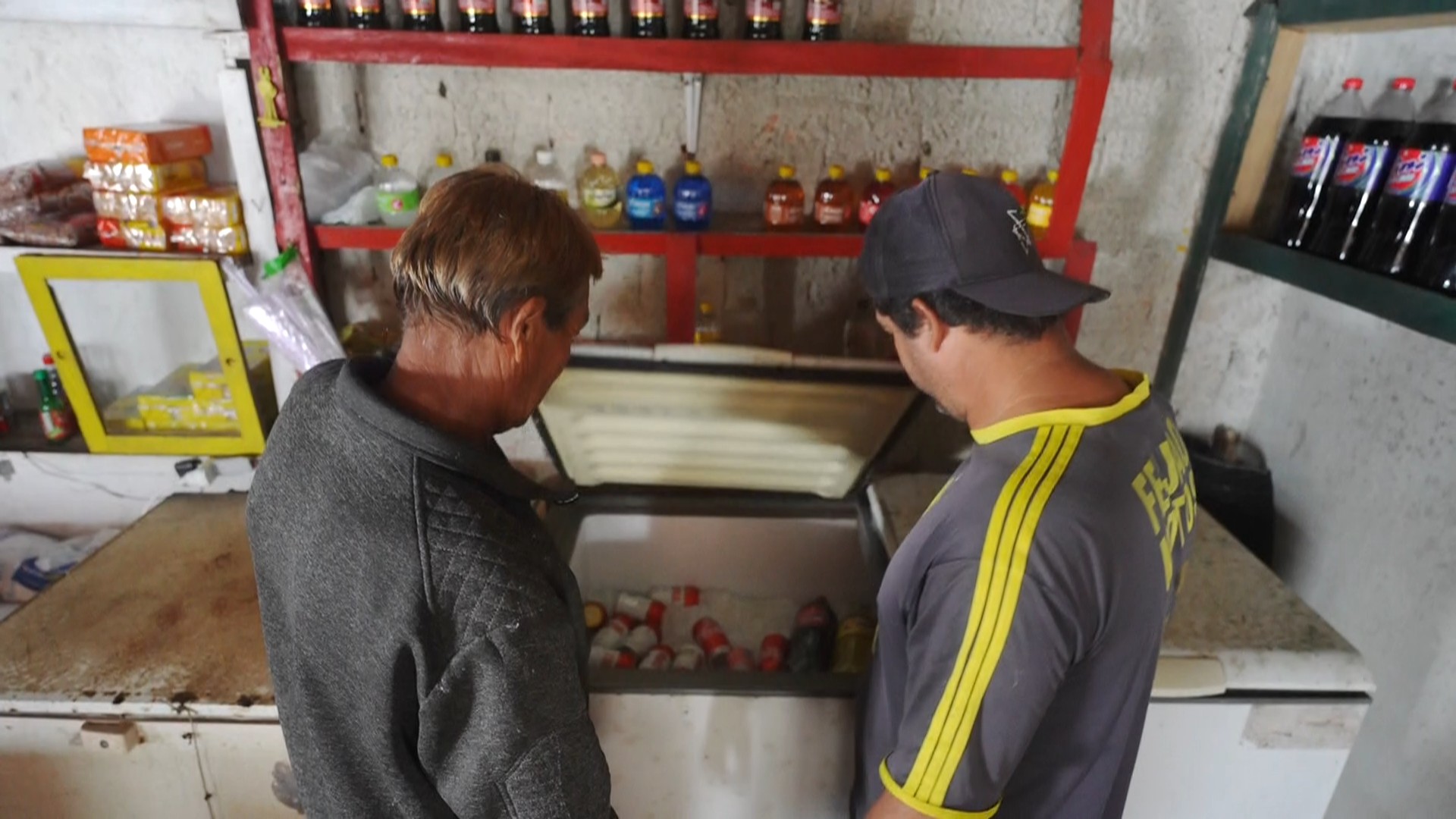 Comerciante gasta R$ 800 por mês em gelo em comunidade sem luz no Paraná - G1