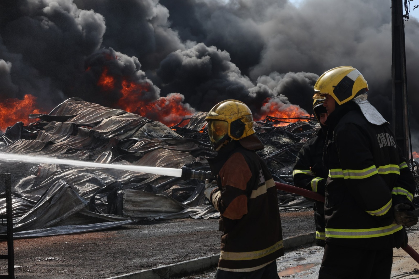 Corpo de Bombeiros afirmam ter controlado incêndio em fábricas -Vanguarda do Norte
