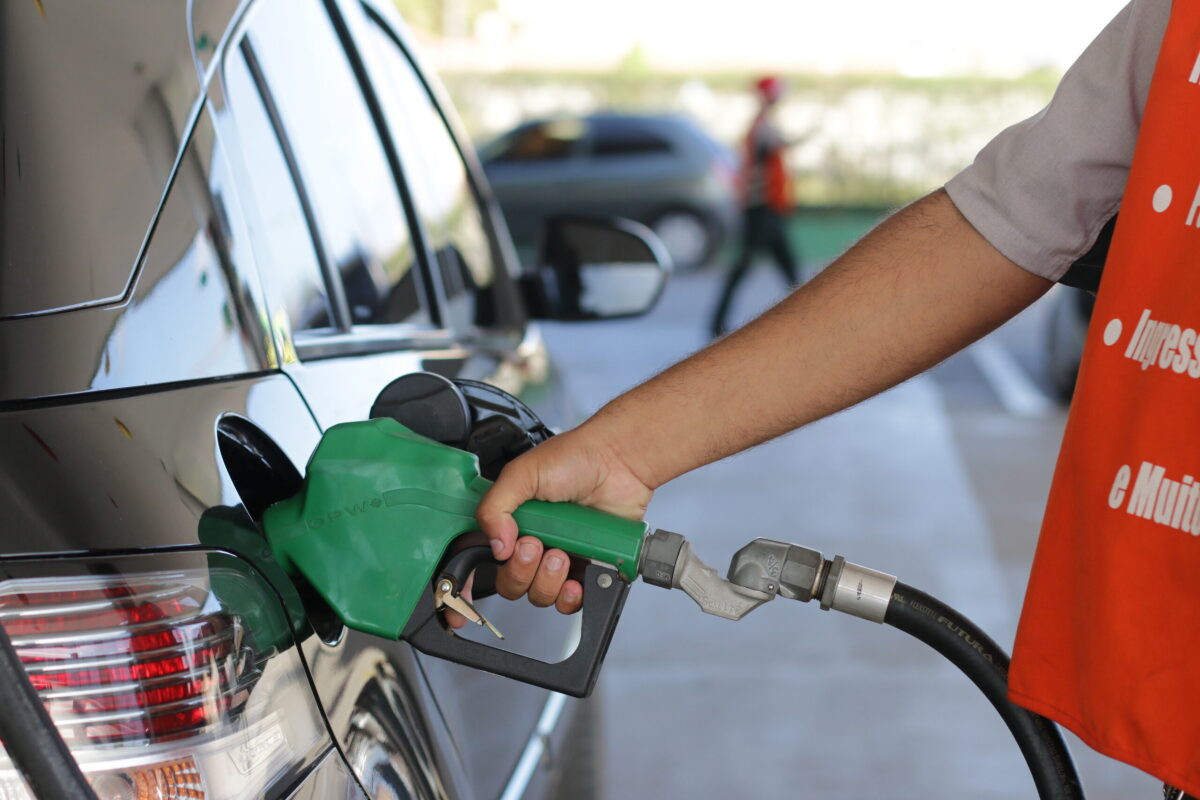 Folha do Estado | Gasolina chega a R$ 6,39 e Procon cobra explicações sobre aumento em Cuiabá