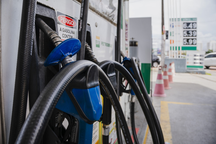 Gasolina e etanol recuam no CE, mas preço segue entre os mais caros do Brasil