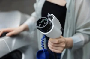A partir de 2026, condomínios terão que instalar sistemas de detecção, sprinklers e desligamento manual em garagens com carregadores de veículos elétricos.