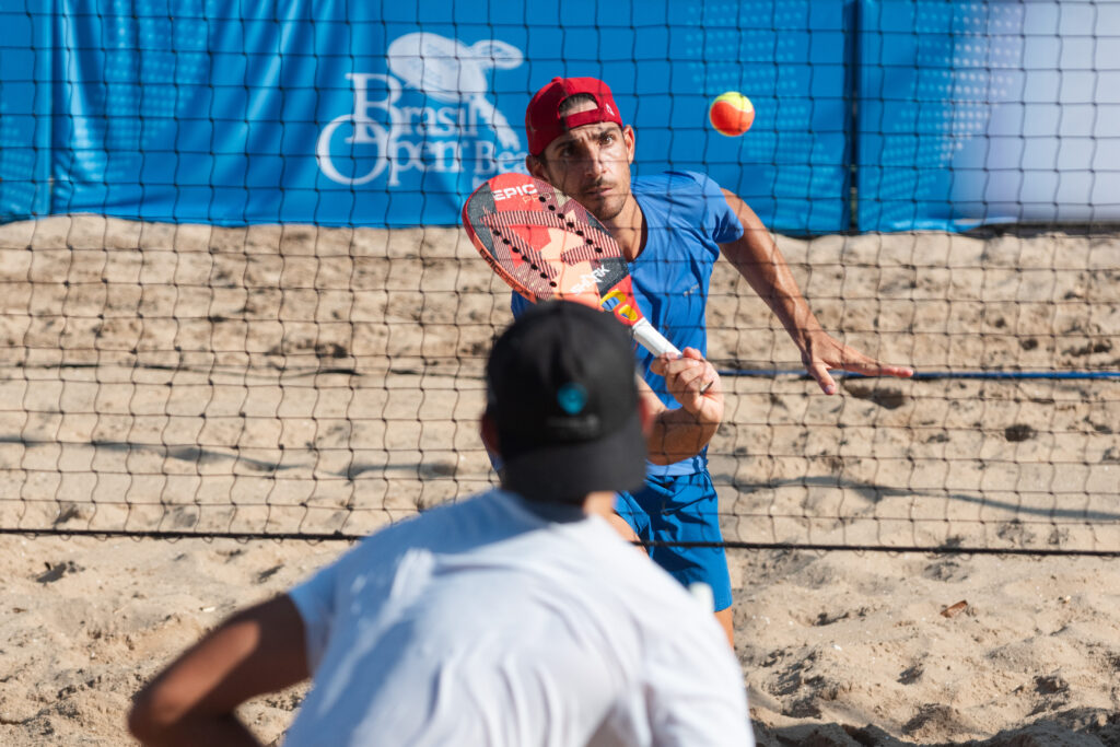 Cramarossa e Gouvea na frente do Rei e Rainha no Brasil Open Beach Tennis Series