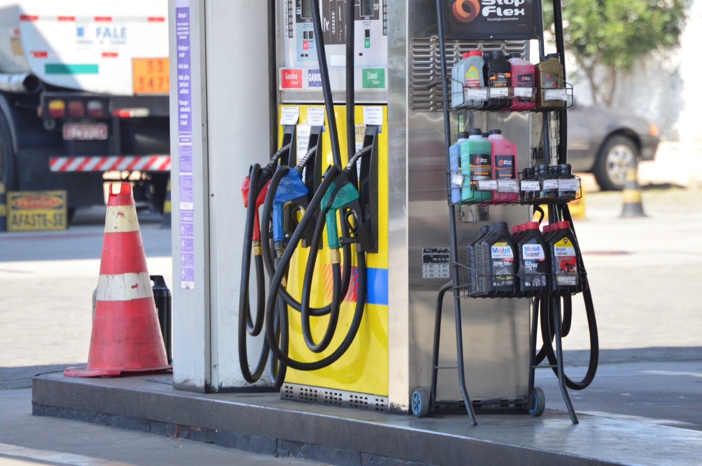 Gasolina comum tem valor médio de R$ 5,87 na região, aponta ANP