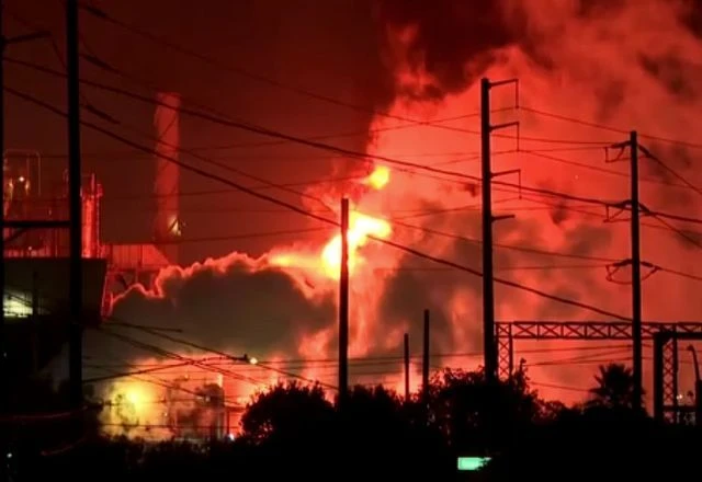 EUA: Incêndio de grandes proporções atinge refinaria próxima a Los Angeles