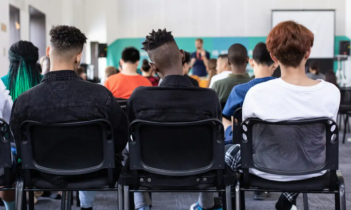 MENSALIDADES ESCOLARES DEVEM RECEBER REAJUSTE DE QUASE 10% EM 2026