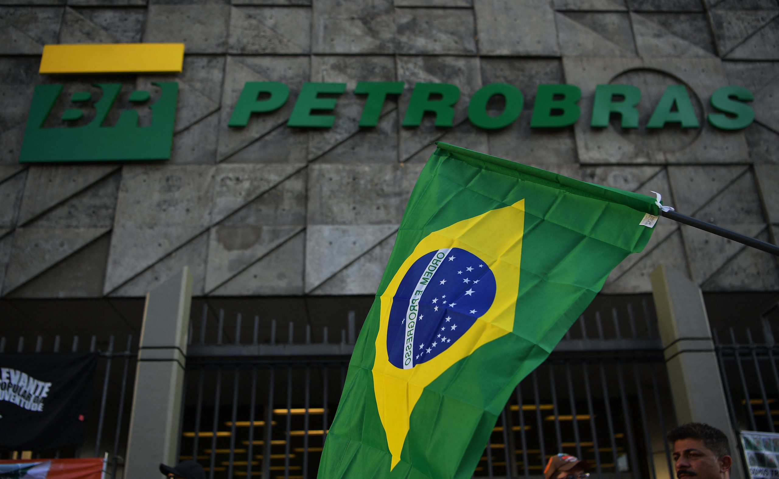Mesmo com queda do petróleo, Petrobras mantém preço da gasolina e lucro de distribuidoras cresce — Brasil de Fato