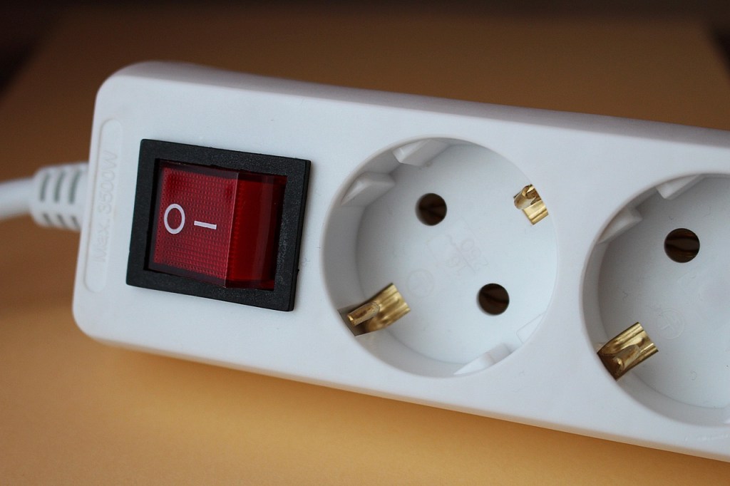 Tomada com USB e sem quebrar a parede? A nova tecnologia que já chegou – Surgiu