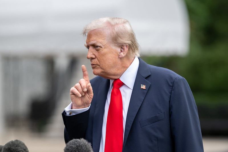 Trump ameaça desarmar Hamas “de forma violenta” se grupo não cumprir acordo