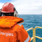 Trabalhador da TotalEnergies em plataforma para exploração offshore (Foto Divulgação)