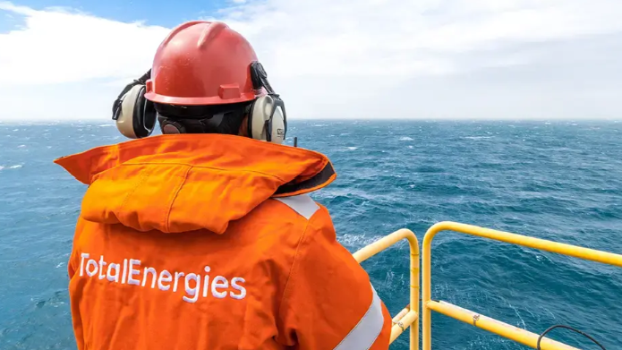Trabalhador da TotalEnergies em plataforma para exploração offshore (Foto Divulgação)