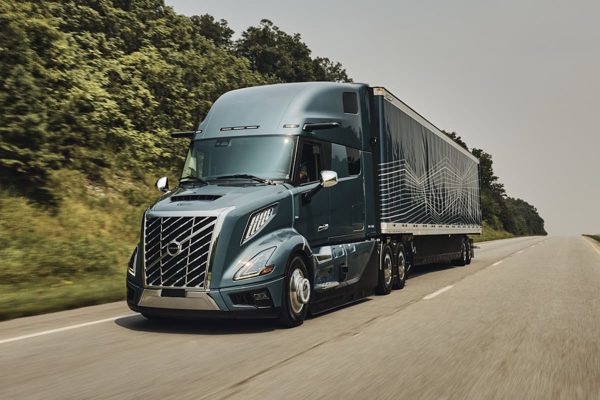 Empresa da Europa investe nos Estados Unidos com aquisição de 80 Volvo VNL