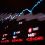 Ibovespa sobe impulsionado por Vale e bancos; dólar opera estável