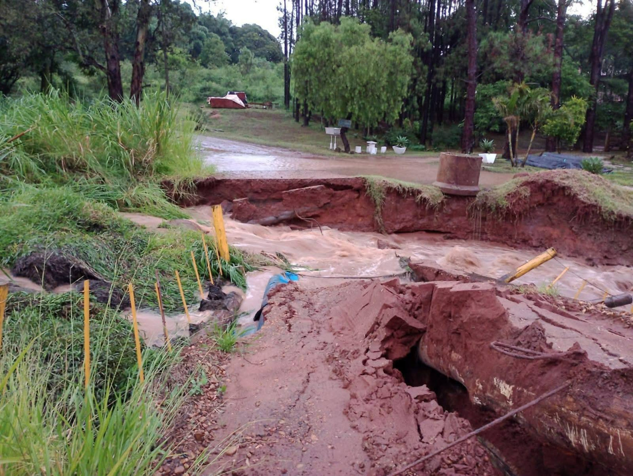 Ponte desaba pela 2ª vez em pouco mais de um ano após fortes chuvas em São Manuel