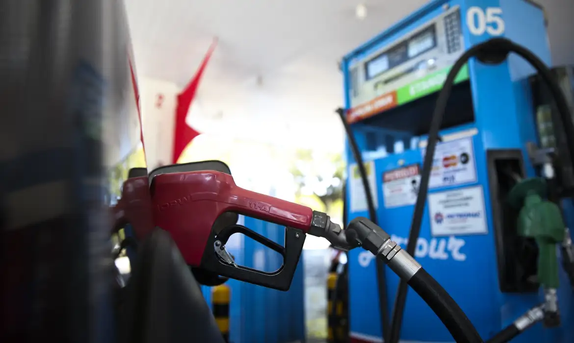Preço da gasolina caiu ou subiu? Entenda a diferença