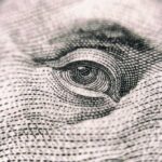 Dólar fecha estável a R$ 4,99 na expectativa de negociações de paz no Oriente Médio – Money Times