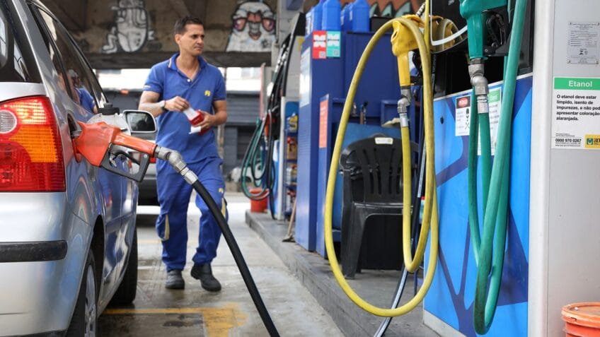 Governo reduz estimativa e propõe bancar R$ 0,44 por litro de gasolina