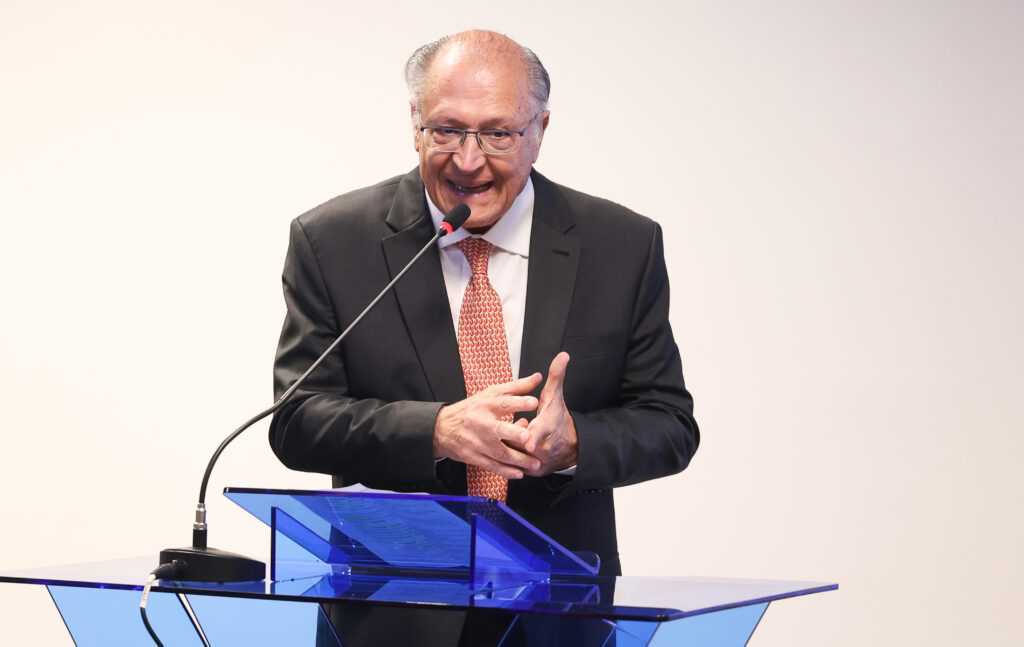 Governo elevará mistura de etanol na gasolina para 32% a partir de quarta-feira (24), diz Alckmin