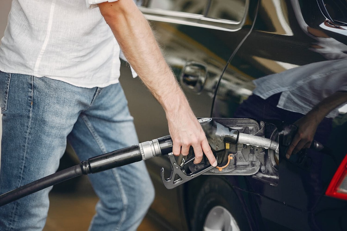 Nova gasolina vai começar a ser vendida no Brasil e gera alerta para donos de carros antigos