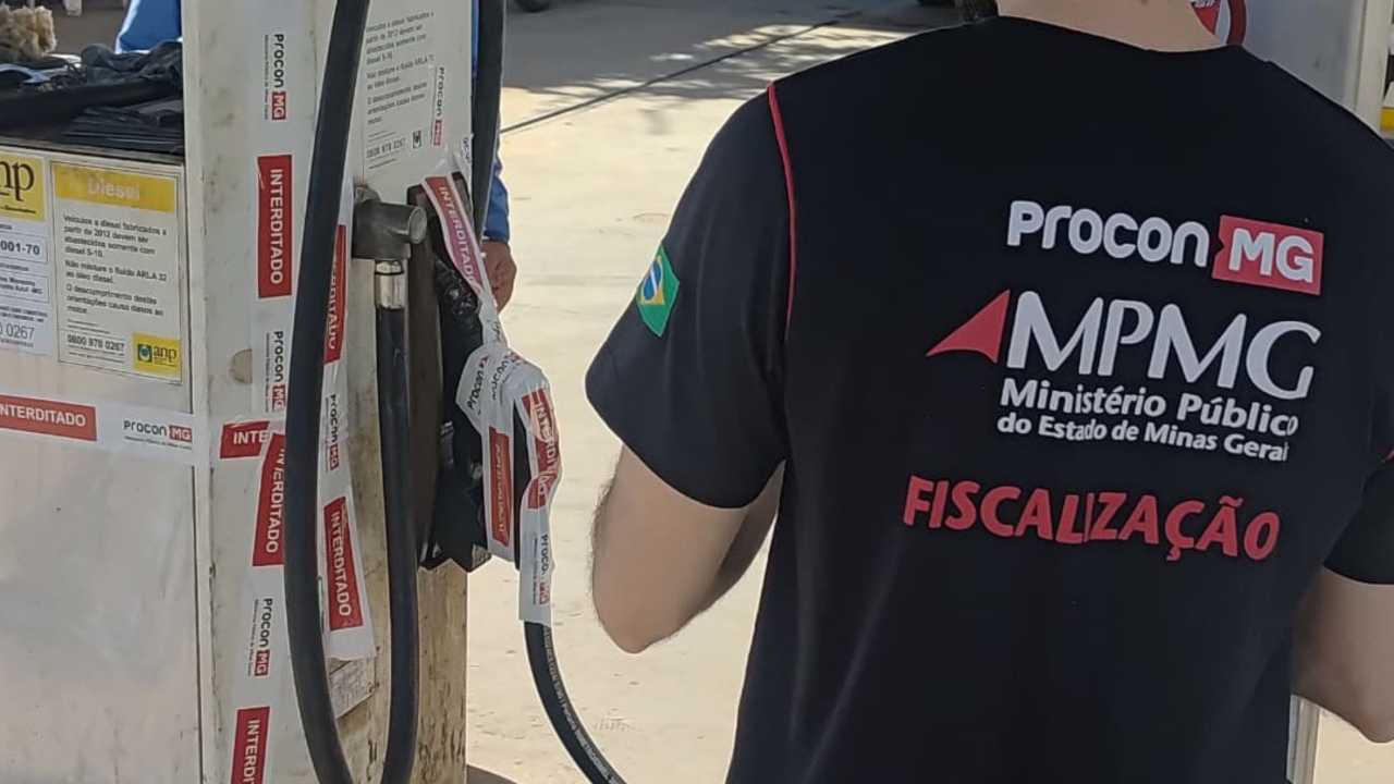 Procon-MPMG autua 21 postos e interdita 3 por combustível adulterado e ‘bomba baixa’