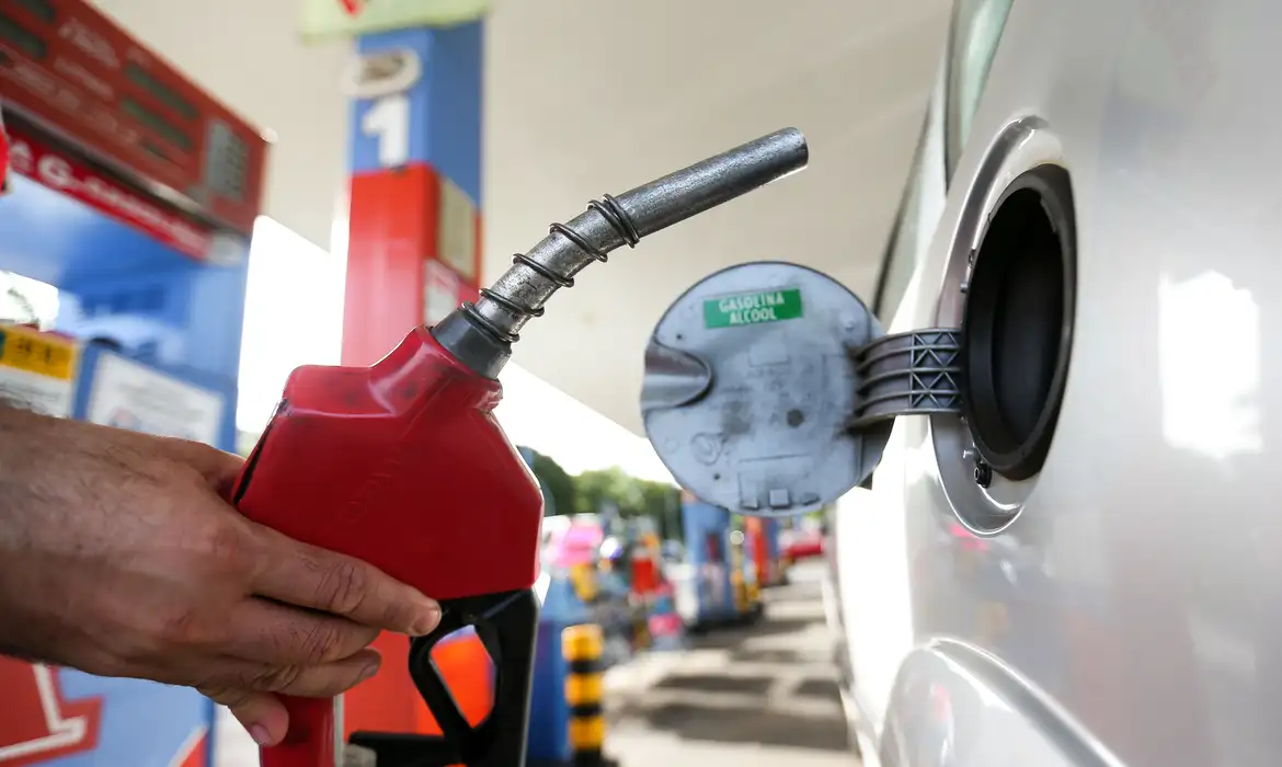 Brasileiros estão correndo para os postos após notícia sobre combustível R$ 1,86 mais barato