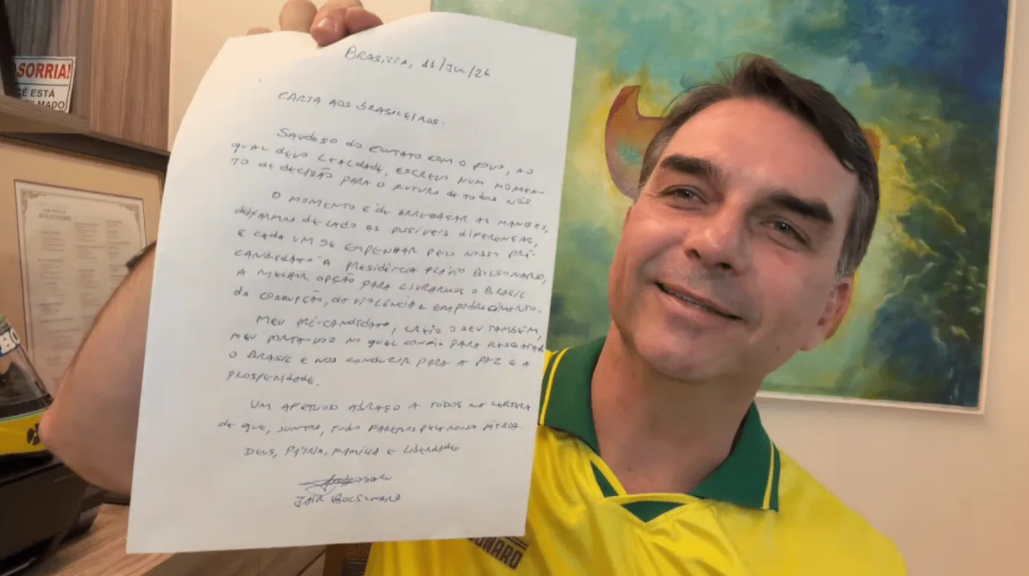 Decisão de Moraes sobre Flávio e Bolsonaro evita ‘gasolina na fogueira’ antes de eleições, diz jurista