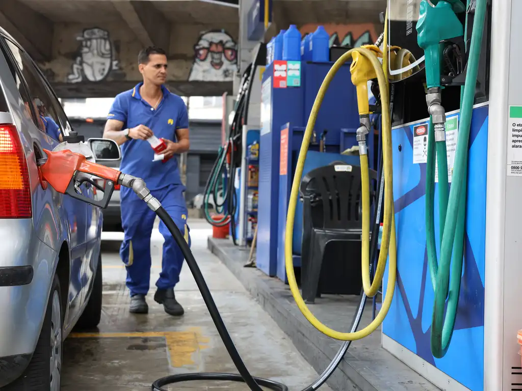 Mais etanol na gasolina levanta dúvidas sobre real rendimento dos carros Mais etanol na gasolina levanta dúvidas sobre real rendimento dos carros
